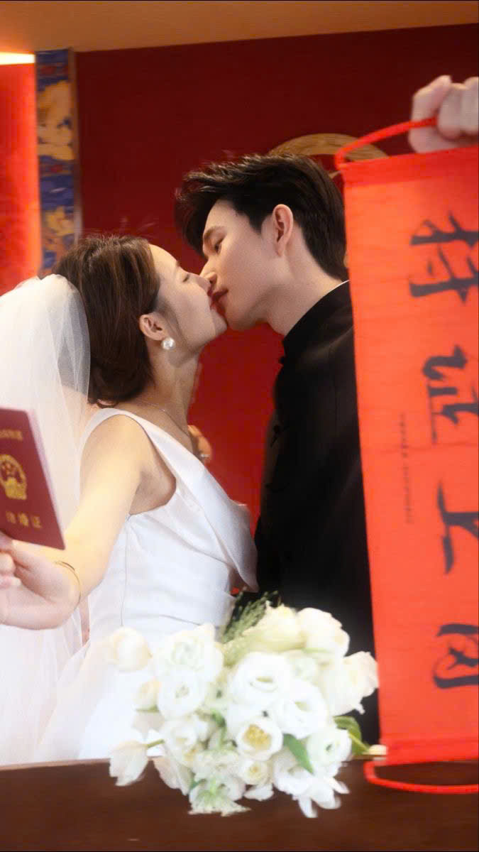 SAU KHI NGHE ĐƯỢC TIẾNG LÒNG, TÔI LẬP TỨC QUAY ĐẦU CƯỚI ANH HÀNG XÓM